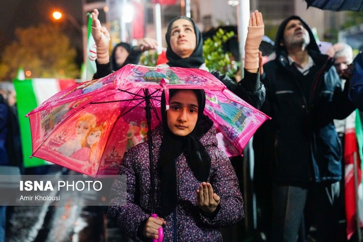 تجمع شبانه مردم در حمایت از مدافعان وطن - تهران