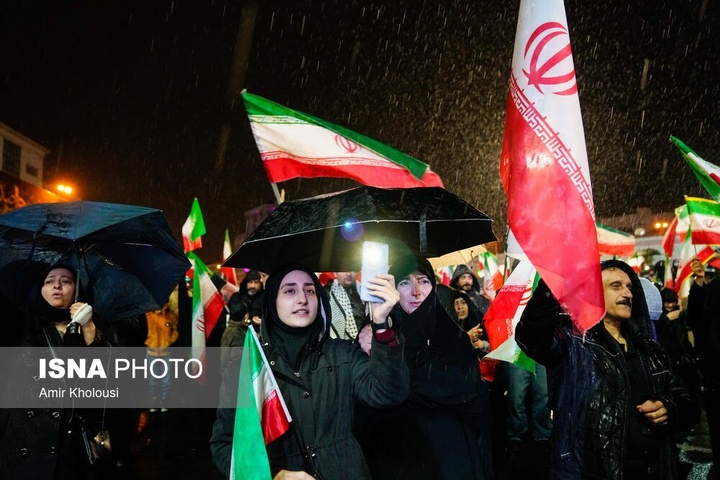 تجمع شبانه مردم در حمایت از مدافعان وطن - تهران