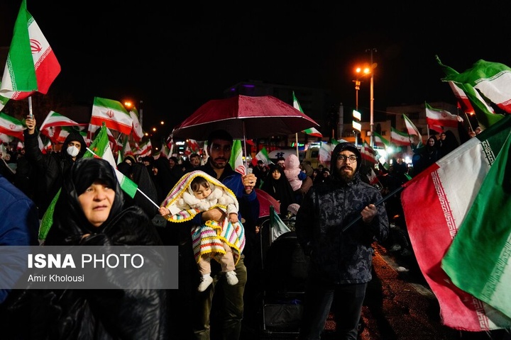 تجمع شبانه مردم در حمایت از مدافعان وطن - تهران