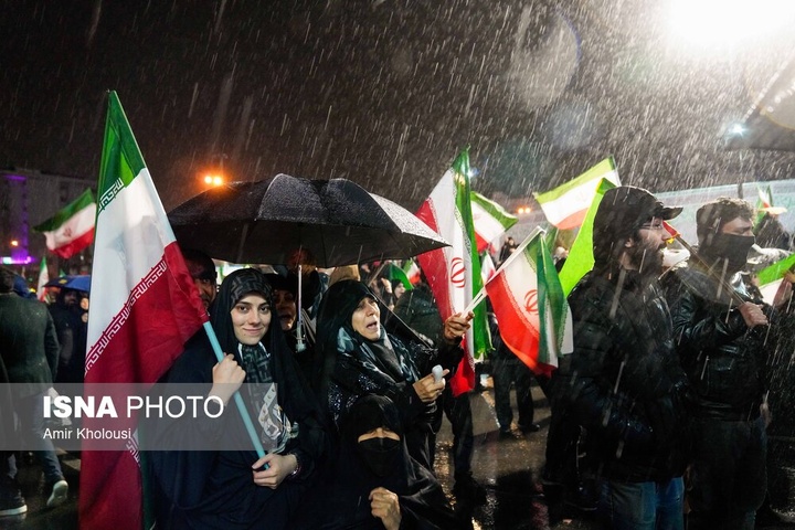 تجمع شبانه مردم در حمایت از مدافعان وطن - تهران