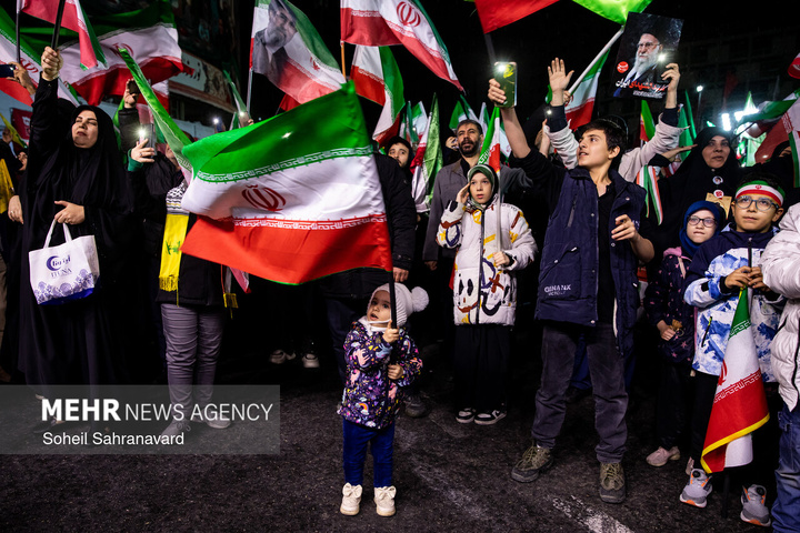 اجتماع حمایت از رزمندگان در مقابله با دشمن آمریکایی - صهیونی