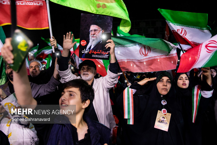 اجتماع حمایت از رزمندگان در مقابله با دشمن آمریکایی - صهیونی