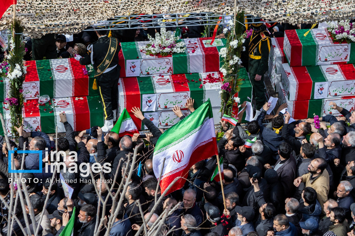 تشییع پیکر ۲۱ شهید در تبریز