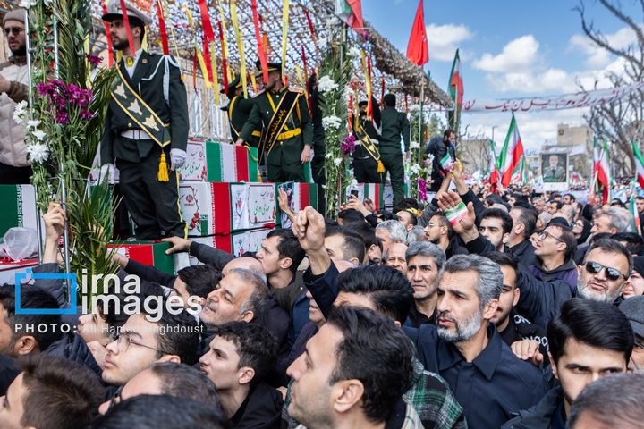 تشییع پیکر ۲۱ شهید در تبریز