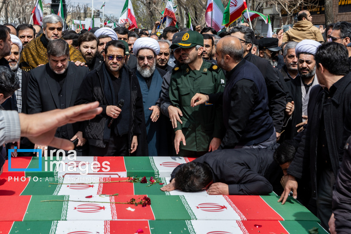 تشییع پیکر ۲۱ شهید در تبریز