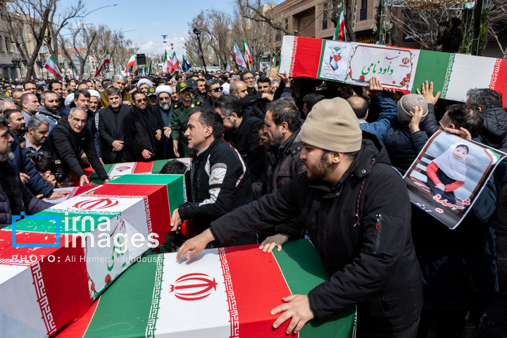 تشییع پیکر ۲۱ شهید در تبریز