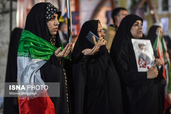 تجمع شبانه مردم در حمایت از مدافعان وطن - سمنان