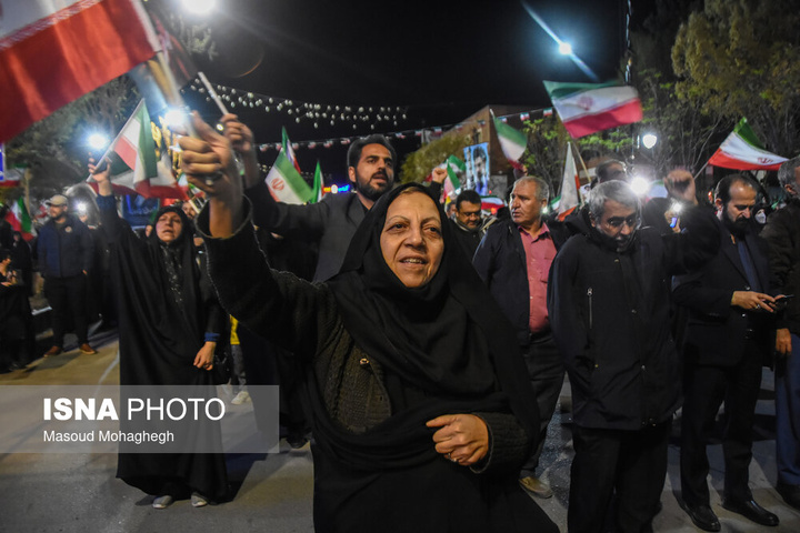 تجمع شبانه مردم در حمایت از مدافعان وطن - سمنان