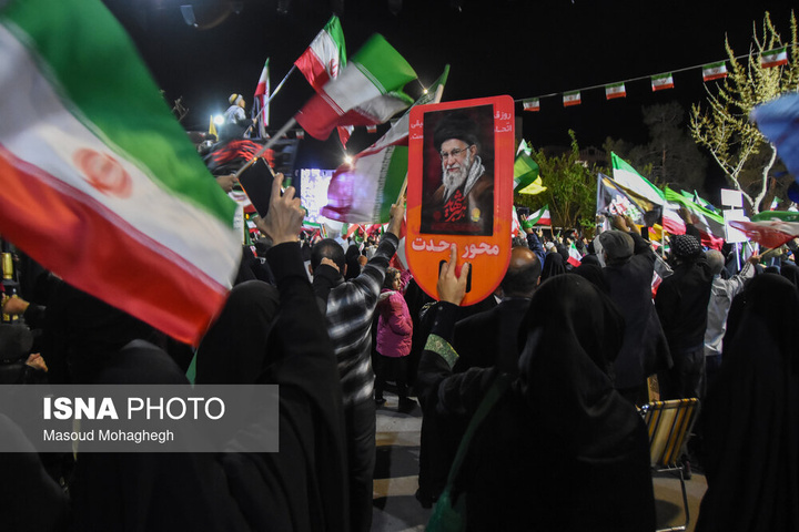 تجمع شبانه مردم در حمایت از مدافعان وطن - سمنان