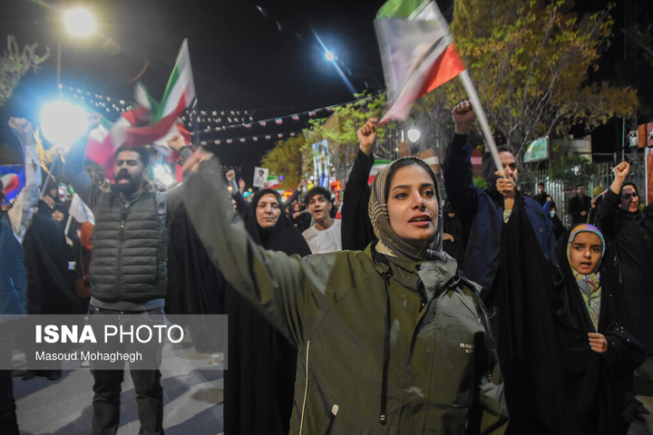 تجمع شبانه مردم در حمایت از مدافعان وطن - سمنان