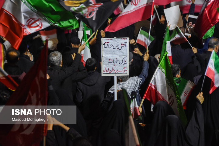 تجمع شبانه مردم در حمایت از مدافعان وطن - سمنان