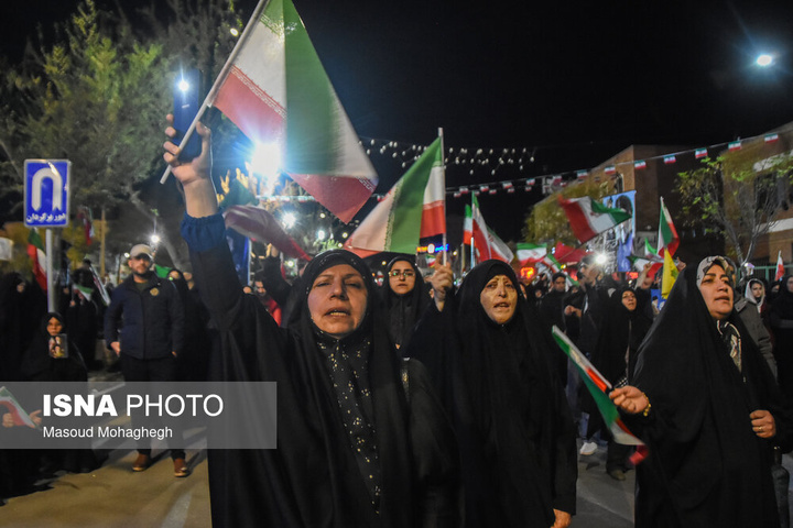 تجمع شبانه مردم در حمایت از مدافعان وطن - سمنان