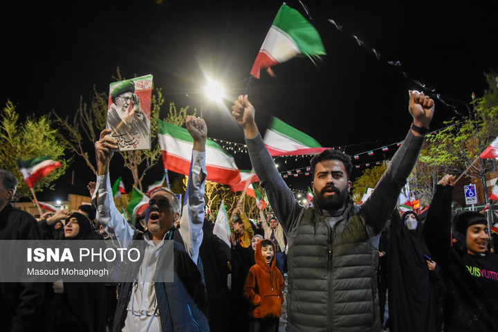 تجمع شبانه مردم در حمایت از مدافعان وطن - سمنان