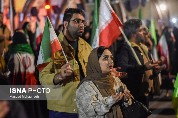 تجمع شبانه مردم در حمایت از مدافعان وطن - سمنان