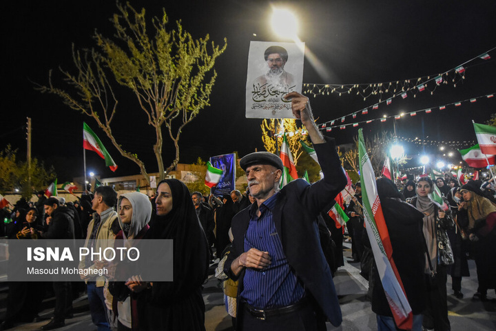 تجمع شبانه مردم در حمایت از مدافعان وطن - سمنان