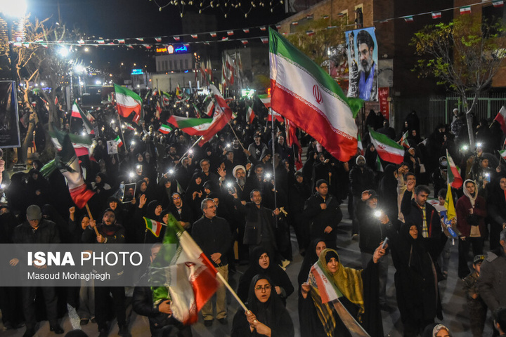 تجمع شبانه مردم در حمایت از مدافعان وطن - سمنان