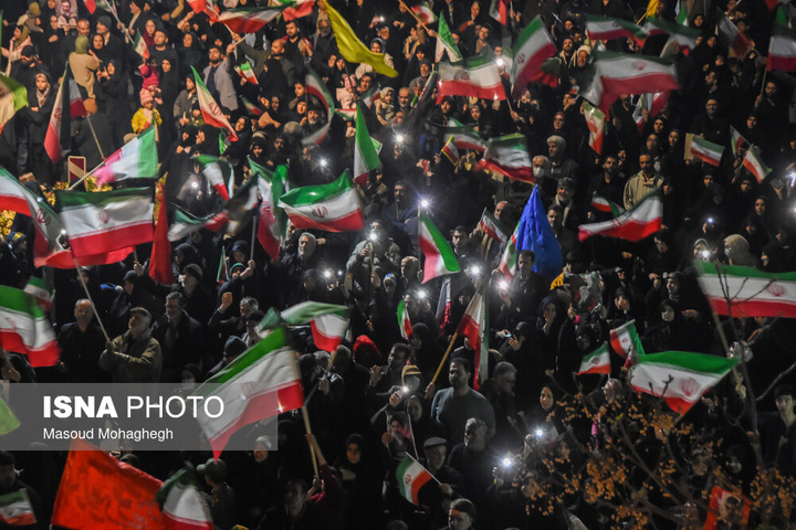 تجمع شبانه مردم در حمایت از مدافعان وطن - سمنان