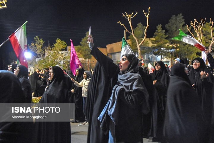 تجمع شبانه مردم در حمایت از مدافعان وطن - سمنان