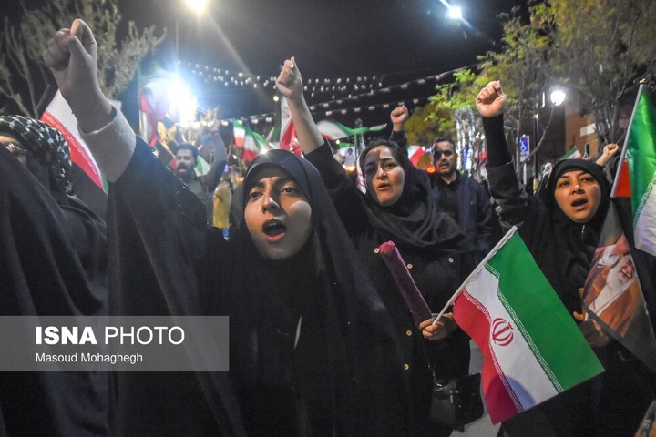 تجمع شبانه مردم در حمایت از مدافعان وطن - سمنان