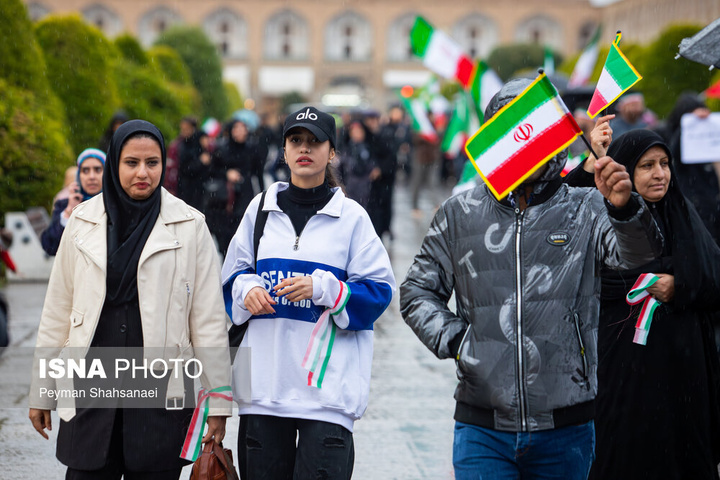 زنجیره انسانی در محکومیت حمله آمریکایی صهیونی به آثار تاریخی - اصفهان