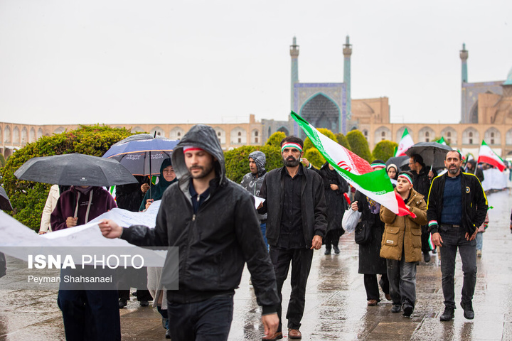 زنجیره انسانی در محکومیت حمله آمریکایی صهیونی به آثار تاریخی - اصفهان