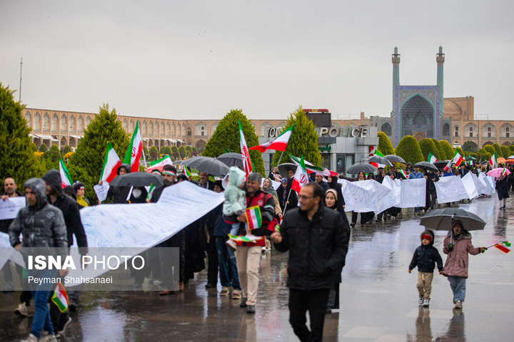 زنجیره انسانی در محکومیت حمله آمریکایی صهیونی به آثار تاریخی - اصفهان