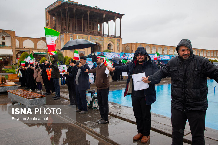 زنجیره انسانی در محکومیت حمله آمریکایی صهیونی به آثار تاریخی - اصفهان