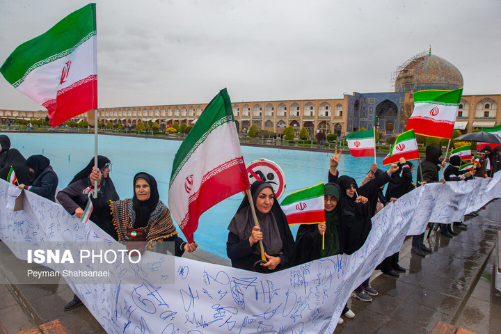 زنجیره انسانی در محکومیت حمله آمریکایی صهیونی به آثار تاریخی - اصفهان