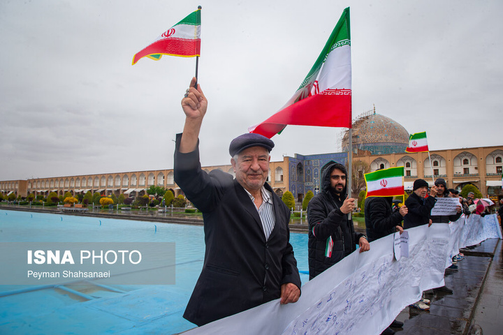 زنجیره انسانی در محکومیت حمله آمریکایی صهیونی به آثار تاریخی - اصفهان