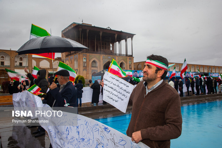 زنجیره انسانی در محکومیت حمله آمریکایی صهیونی به آثار تاریخی - اصفهان