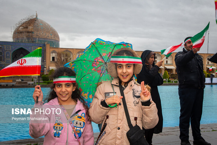 زنجیره انسانی در محکومیت حمله آمریکایی صهیونی به آثار تاریخی - اصفهان