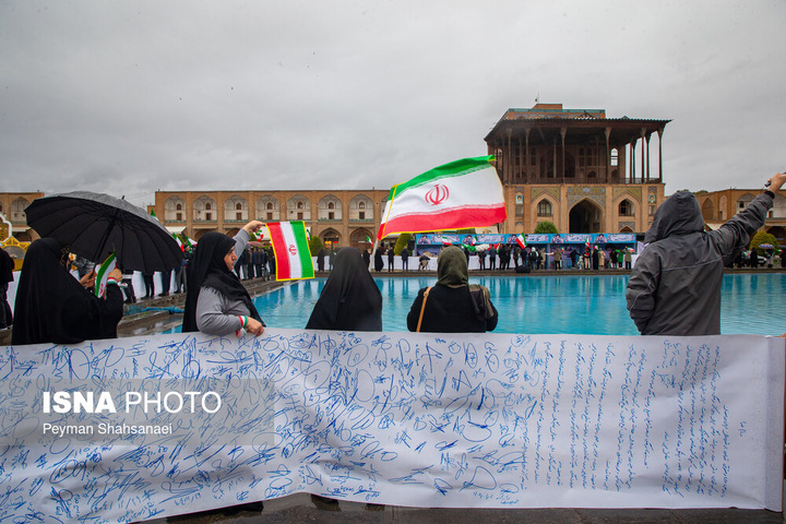 زنجیره انسانی در محکومیت حمله آمریکایی صهیونی به آثار تاریخی - اصفهان