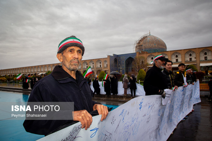 زنجیره انسانی در محکومیت حمله آمریکایی صهیونی به آثار تاریخی - اصفهان