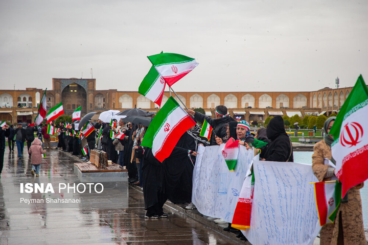 زنجیره انسانی در محکومیت حمله آمریکایی صهیونی به آثار تاریخی - اصفهان