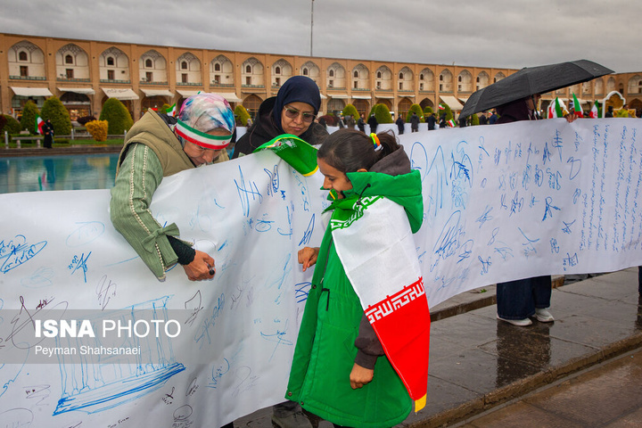 زنجیره انسانی در محکومیت حمله آمریکایی صهیونی به آثار تاریخی - اصفهان