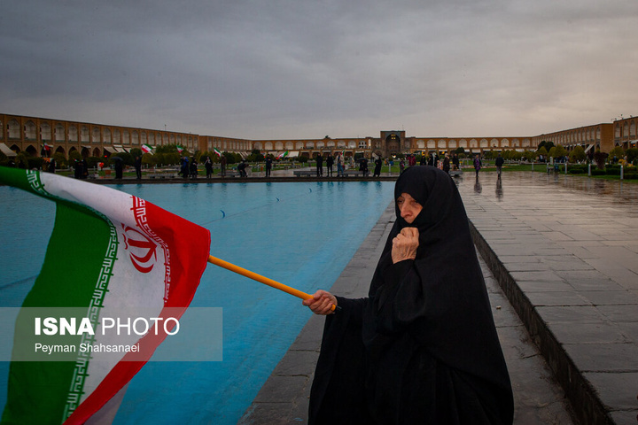 زنجیره انسانی در محکومیت حمله آمریکایی صهیونی به آثار تاریخی - اصفهان