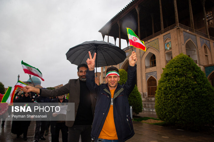 زنجیره انسانی در محکومیت حمله آمریکایی صهیونی به آثار تاریخی - اصفهان