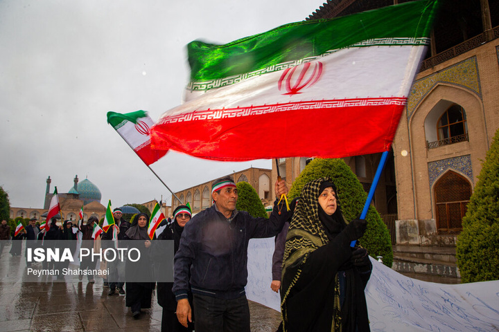 زنجیره انسانی در محکومیت حمله آمریکایی صهیونی به آثار تاریخی - اصفهان