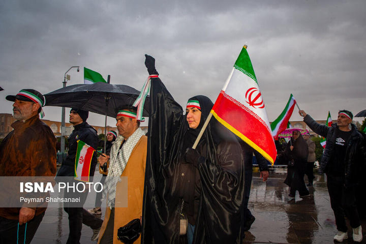 زنجیره انسانی در محکومیت حمله آمریکایی صهیونی به آثار تاریخی - اصفهان