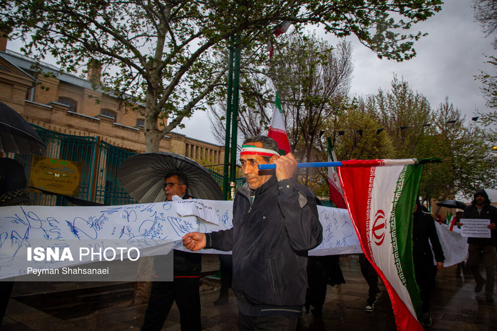 زنجیره انسانی در محکومیت حمله آمریکایی صهیونی به آثار تاریخی - اصفهان