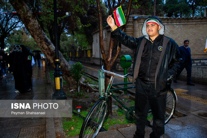 زنجیره انسانی در محکومیت حمله آمریکایی صهیونی به آثار تاریخی - اصفهان