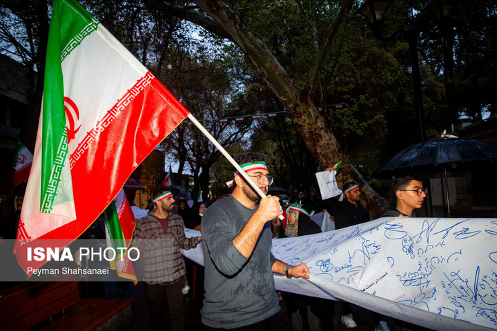 زنجیره انسانی در محکومیت حمله آمریکایی صهیونی به آثار تاریخی - اصفهان