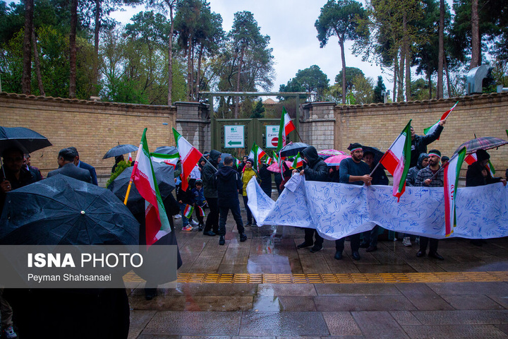 زنجیره انسانی در محکومیت حمله آمریکایی صهیونی به آثار تاریخی - اصفهان