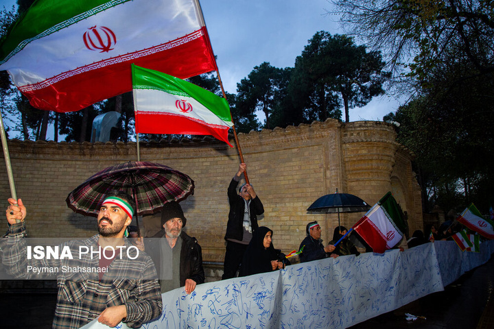 زنجیره انسانی در محکومیت حمله آمریکایی صهیونی به آثار تاریخی - اصفهان