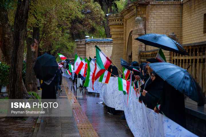 زنجیره انسانی در محکومیت حمله آمریکایی صهیونی به آثار تاریخی - اصفهان