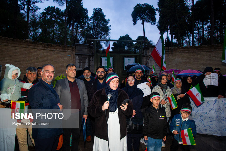 زنجیره انسانی در محکومیت حمله آمریکایی صهیونی به آثار تاریخی - اصفهان