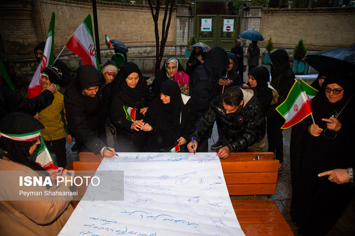زنجیره انسانی در محکومیت حمله آمریکایی صهیونی به آثار تاریخی - اصفهان