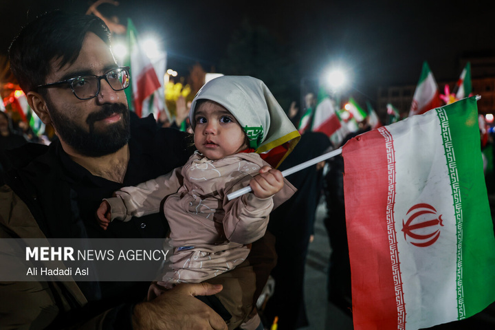 اجتماع حمایت از رزمندگان در مقابله با دشمن آمریکایی - صهیونی