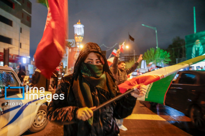 سوگواری برای رهبر شهید و بیعت با رهبر جدید در چهار راه ولی عصر (عج)