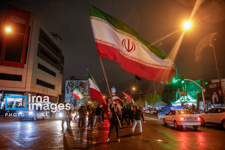 سوگواری برای رهبر شهید و بیعت با رهبر جدید در چهار راه ولی عصر (عج)